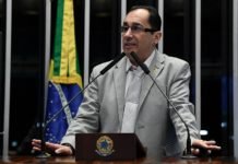 Reajuste do fundo partidário é vergonhoso, diz senador