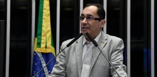 Reajuste do fundo partidário é vergonhoso, diz senador