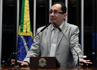 Reajuste do fundo partidário é vergonhoso, diz senador