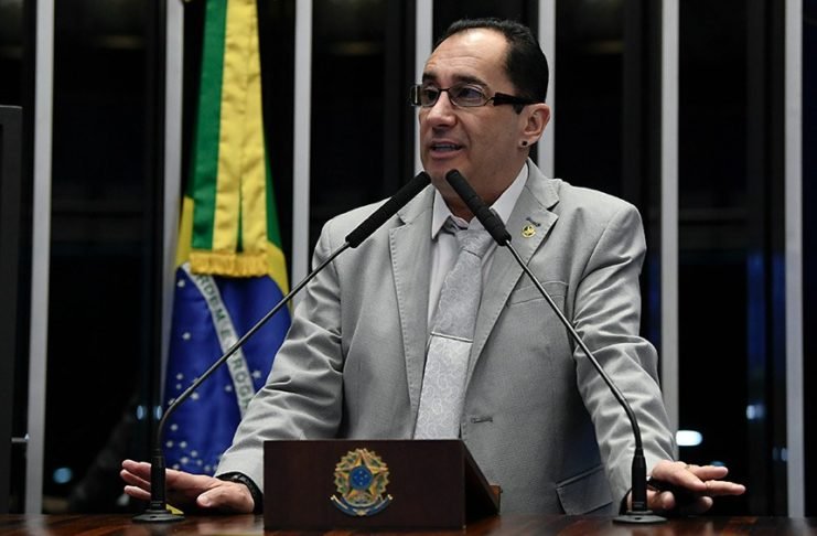 Reajuste do fundo partidário é vergonhoso, diz senador