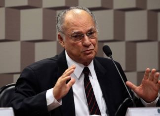 Freire, sobre saída de senador: ‘Ninguém deve ficar onde não quer’