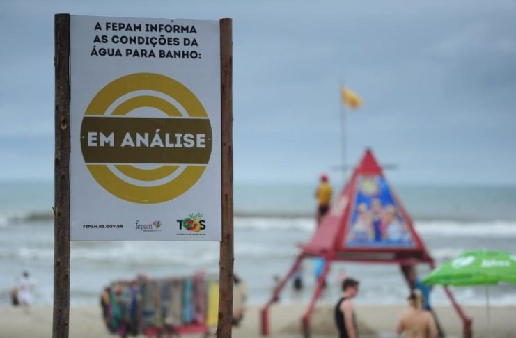 Lei obriga placas em praias para indicar se estão aptas para banho