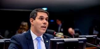 Denunciado por corrupção, deputado da Paraíba é reintegrado com voto de capixaba