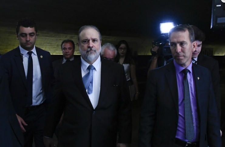 Contarato só vai decidir voto sobre Aras em sabatina