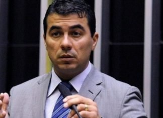 Denunciado por golpes milionários, deputado diz ser vítima de milícias digitais