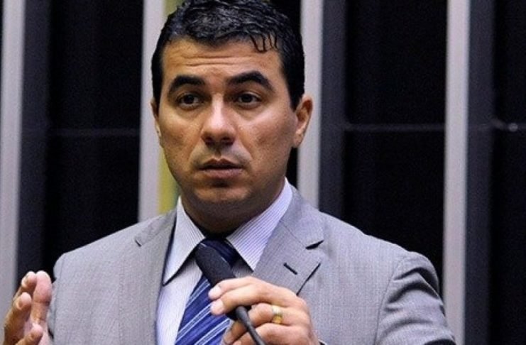 Denunciado por golpes milionários, deputado diz ser vítima de milícias digitais