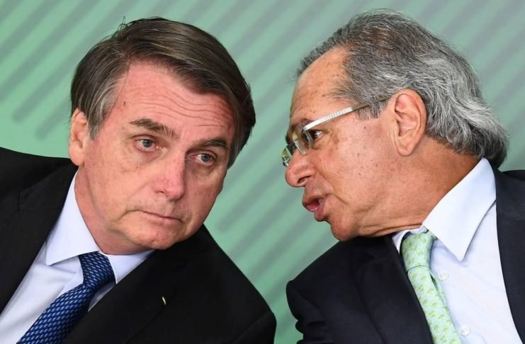 Governo estuda proibir filiação partidária de funcionário público