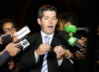 Líder do PSL sugere que filho de Bolsonaro seja alvo de busca da PF