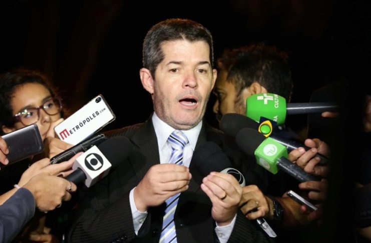Líder do PSL sugere que filho de Bolsonaro seja alvo de busca da PF