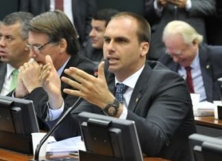 Eduardo Bolsonaro diz que luta para tirar delegado Waldir da liderança continua