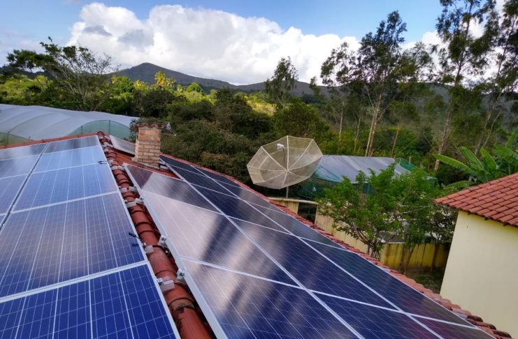 ANEEL tenta taxar energia solar e irrita deputados
