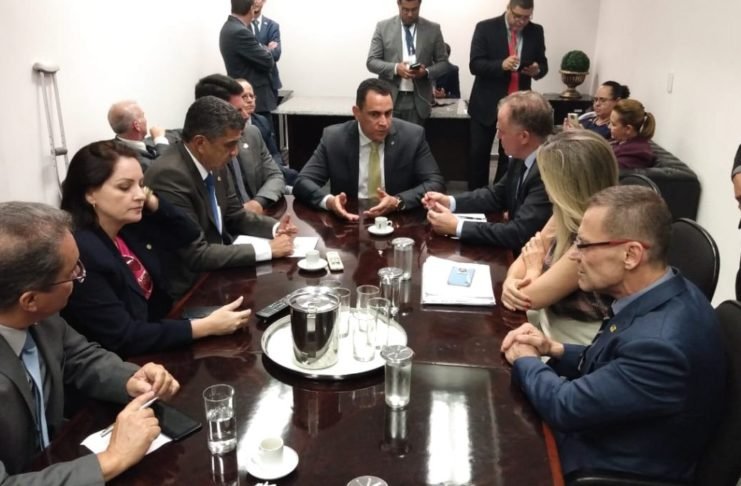 Governador e deputados entregam R$ 12 milhões em equipamentos agrícolas no ES