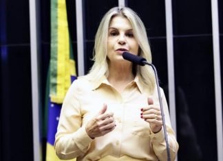 Dra Soraya diz que fica no PSL, mesmo que Bolsonaro saia