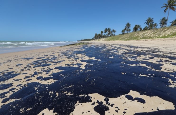 ES em alerta: Óleo pode chegar às praias do Sudeste, avisa ministro