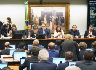 Após STF soltar Lula, Câmara corre para mudar a lei