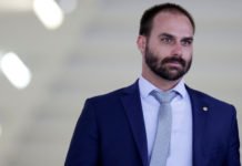 Declarações de Eduardo Bolsonaro repetem estratégia do pai como deputado