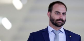 ‘Enfia no rabo’, diz filho do presidente Bolsonaro sobre uso de máscara