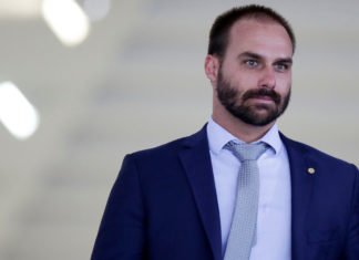 ‘Enfia no rabo’, diz filho do presidente Bolsonaro sobre uso de máscara