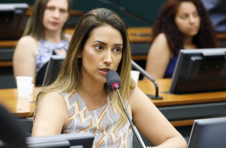 Projeto permite saque do FGTS para trabalhador com 60 anos