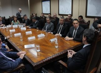 Ministro garante a deputados obras emergenciais na BR 262