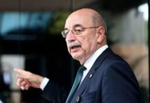 Onde é a saída? Ministro cai e recusa embaixada.