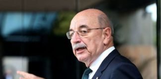 Onde é a saída? Ministro cai e recusa embaixada.