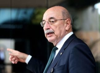 Onde é a saída? Ministro cai e recusa embaixada.