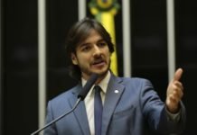Deputado Pedro Cunha Lima (PSDB/PB) critica gastos públicos no Brasil em crise
