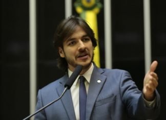 Deputado Pedro Cunha Lima (PSDB/PB) critica gastos públicos no Brasil em crise