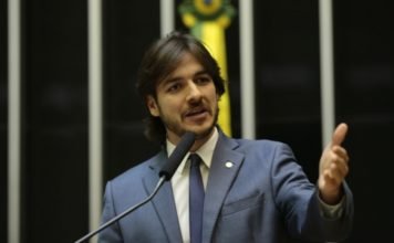 Deputado Pedro Cunha Lima (PSDB/PB) critica gastos públicos no Brasil em crise