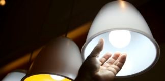 Aneel suspende por 90 dias cortes de energia elétrica e entrega presencial de contas
