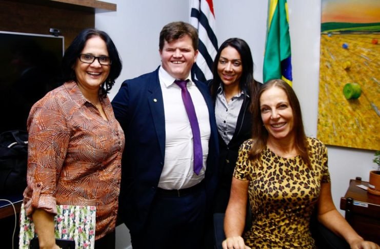 Deputado discute auxílio inclusão com Ministra da Mulher