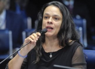 Saída de Moro abre porta da corrupção no governo Bolsonaro, prevê deputada