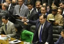 Não há caminho fora da democracia, diz Maia em critica a Bolsonaro