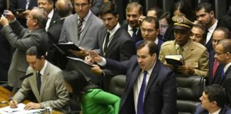 Não há caminho fora da democracia, diz Maia em critica a Bolsonaro