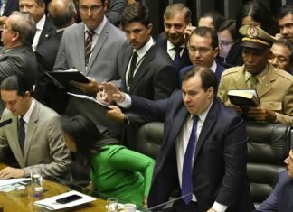 Não há caminho fora da democracia, diz Maia em critica a Bolsonaro