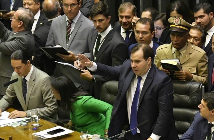 Não há caminho fora da democracia, diz Maia em critica a Bolsonaro