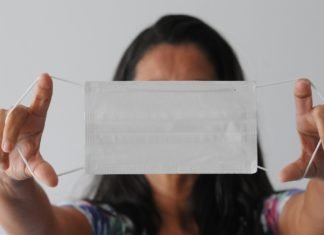 Veja como usar a máscara facial corretamente. No carro não precisa