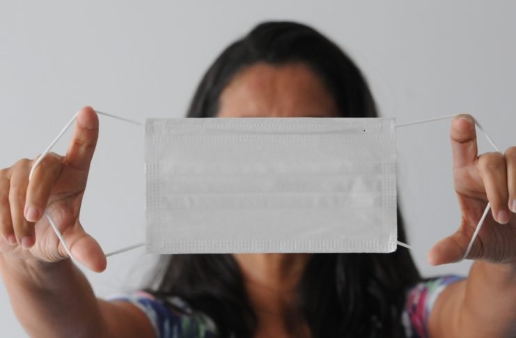 Veja como usar a máscara facial corretamente. No carro não precisa