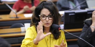 MEC: Saída de ministro foi boa para todos, avalia deputada