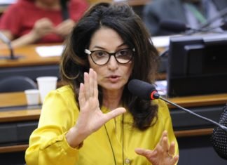 MEC: Saída de ministro foi boa para todos, avalia deputada