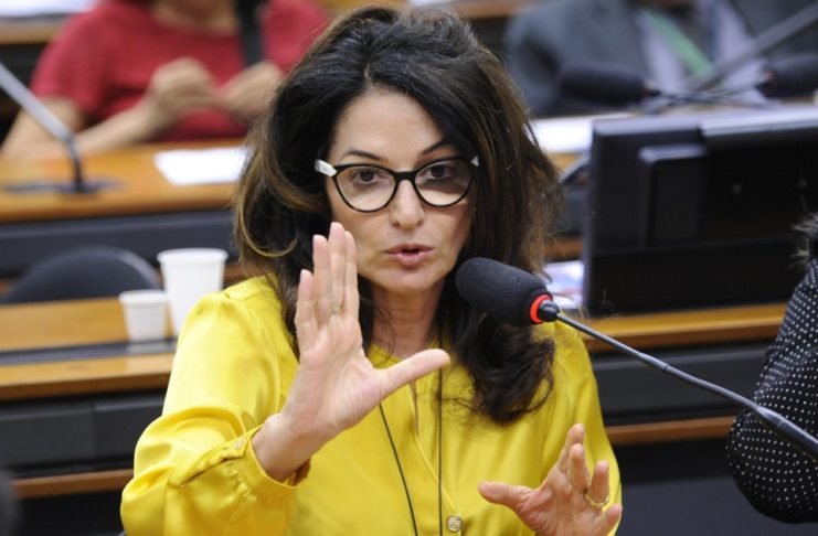 MEC: Saída de ministro foi boa para todos, avalia deputada