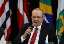 Governador demite comandante da PM por não reprimir manifestação contra STF