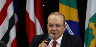 Governador demite comandante da PM por não reprimir manifestação contra STF