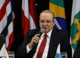 Governador demite comandante da PM por não reprimir manifestação contra STF