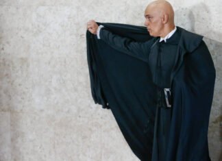 Ministro aperta cerco ao Facebook que apoia ataques a democracia