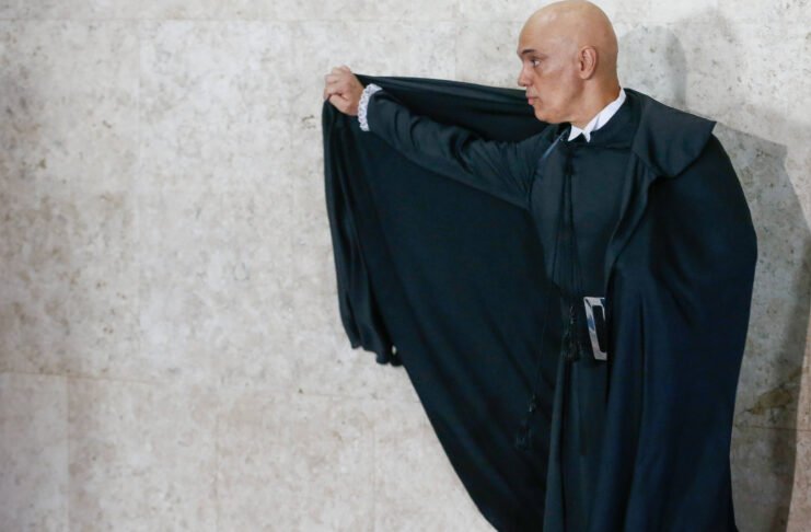 Ministro aperta cerco ao Facebook que apoia ataques a democracia