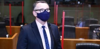 Assembleia do ES premia deputado faltoso com pagamento regular de salário