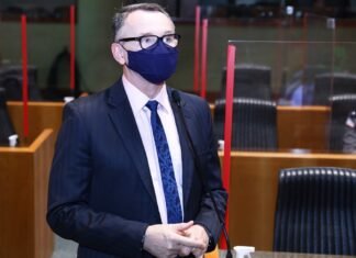 Assembleia do ES premia deputado faltoso com pagamento regular de salário