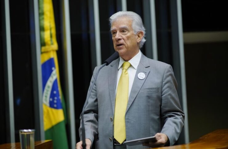 Deputado quer prisão de 2 a 6 anos para servidor que receber acima do teto